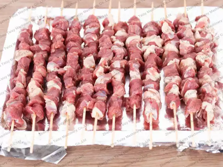 producción masiva de brochetas de carne